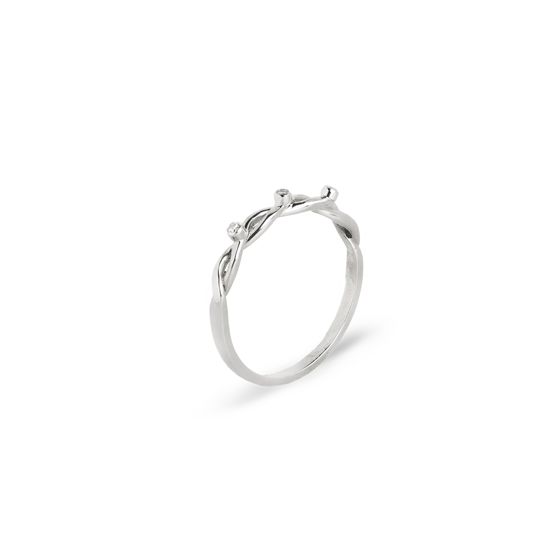 White gold ring featuring three brilliant-cut diamonds set along intertwined vine-inspired bands with an airy sculptural design.